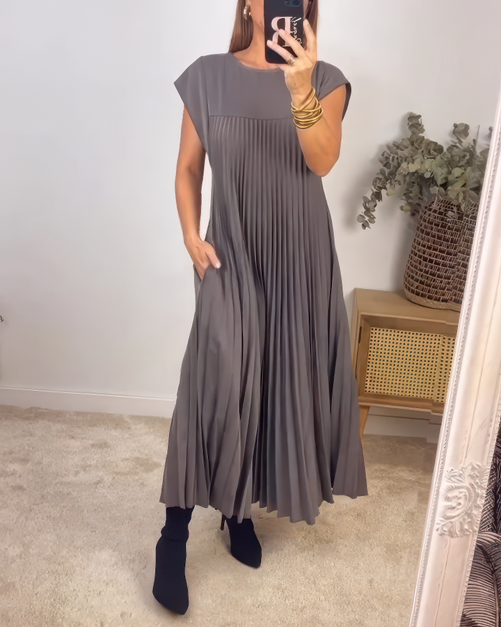 Mila - Elegant Round Neck Sleeveless Pleated Long Dress