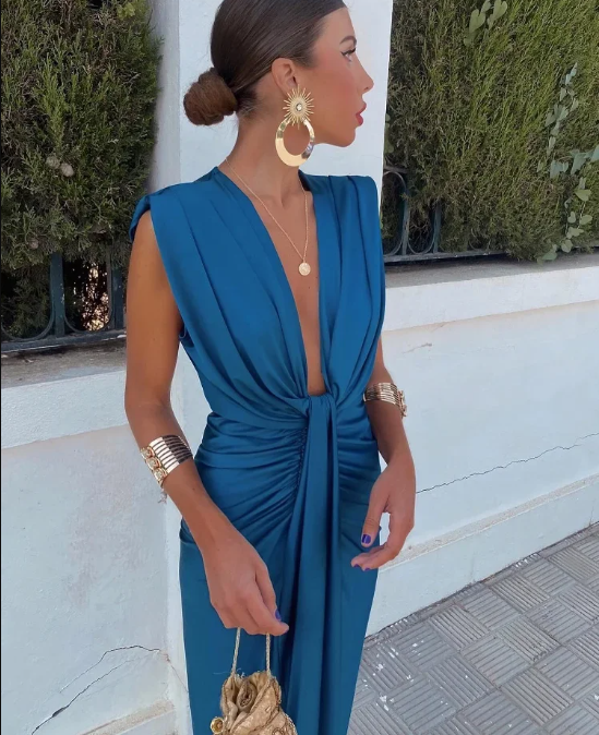 Eva - Elegant Deep Neckline Sleeveless Maxi Dress